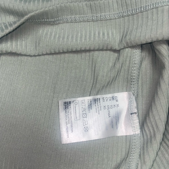 Women’s ribbed material top. - Picture 4 of 4